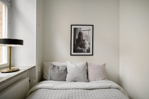 Foto profissional grátis de abajur, cama, cenário