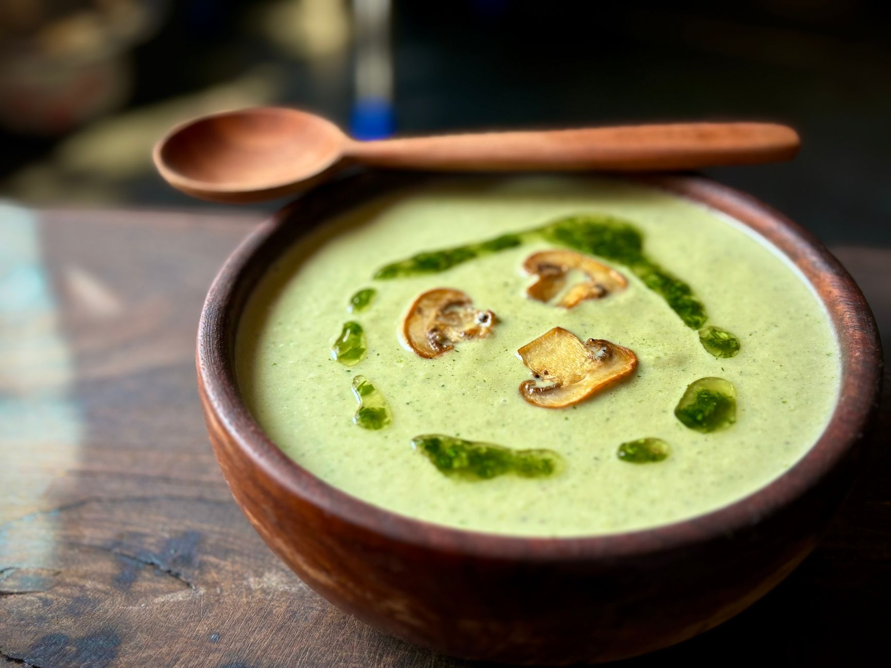 Crema de verduras casera en bol con cuchara