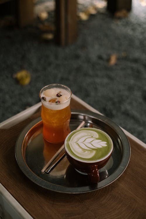 Fotobanka s bezplatnými fotkami na tému dekorácia, matcha latte, nápoje