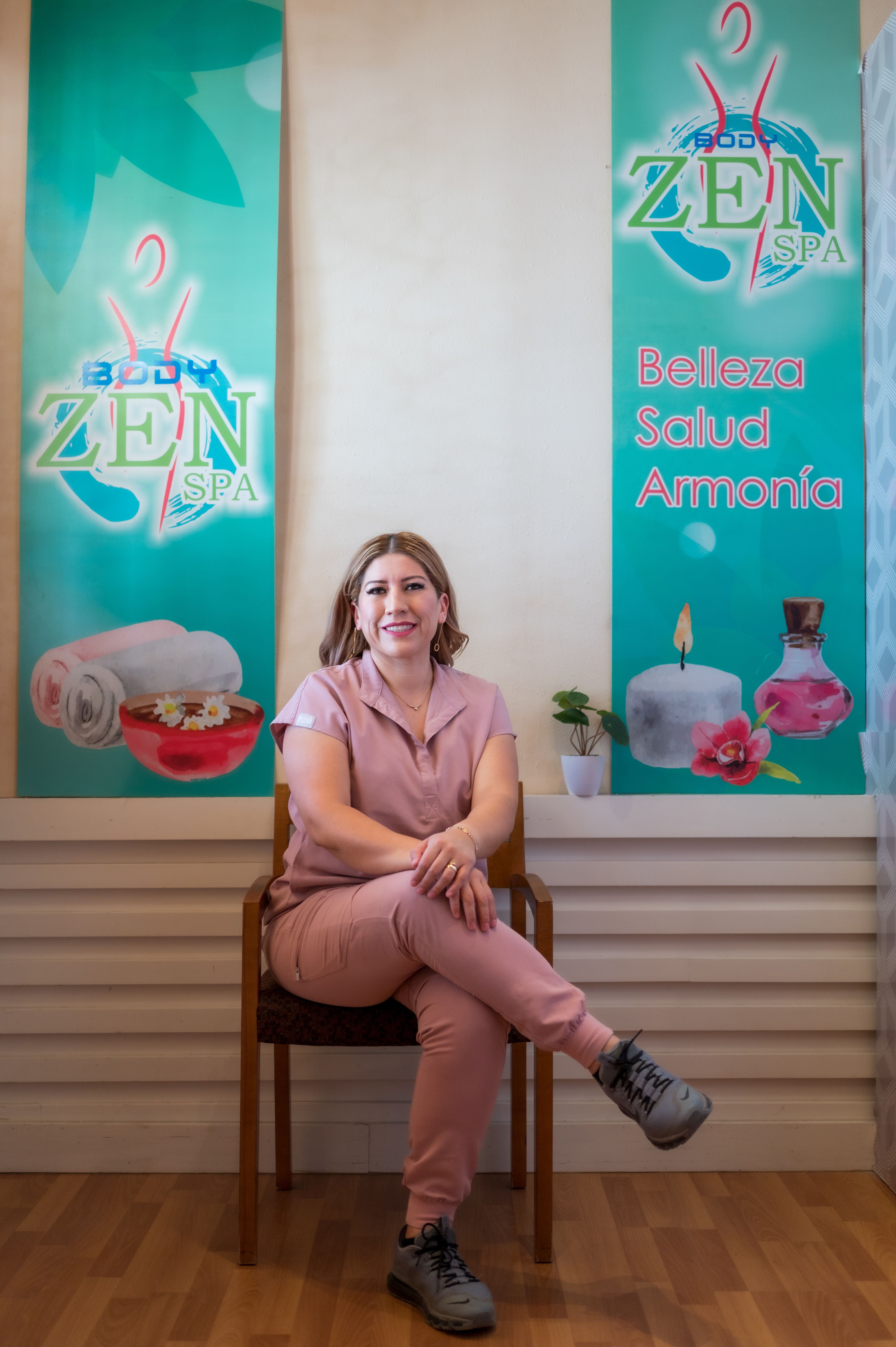 Portrait of a smiling woman sitting at a spa in Juárez, México, promoting wellness.