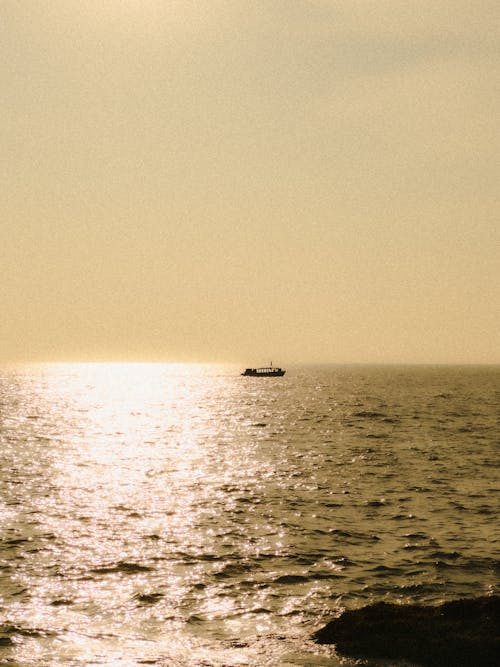 Darmowe zdjęcie z galerii z łódź, lśniący, morze