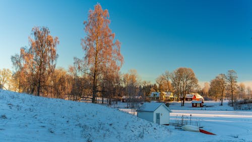 Gratis lagerfoto af bane, blå himmel, bygninger