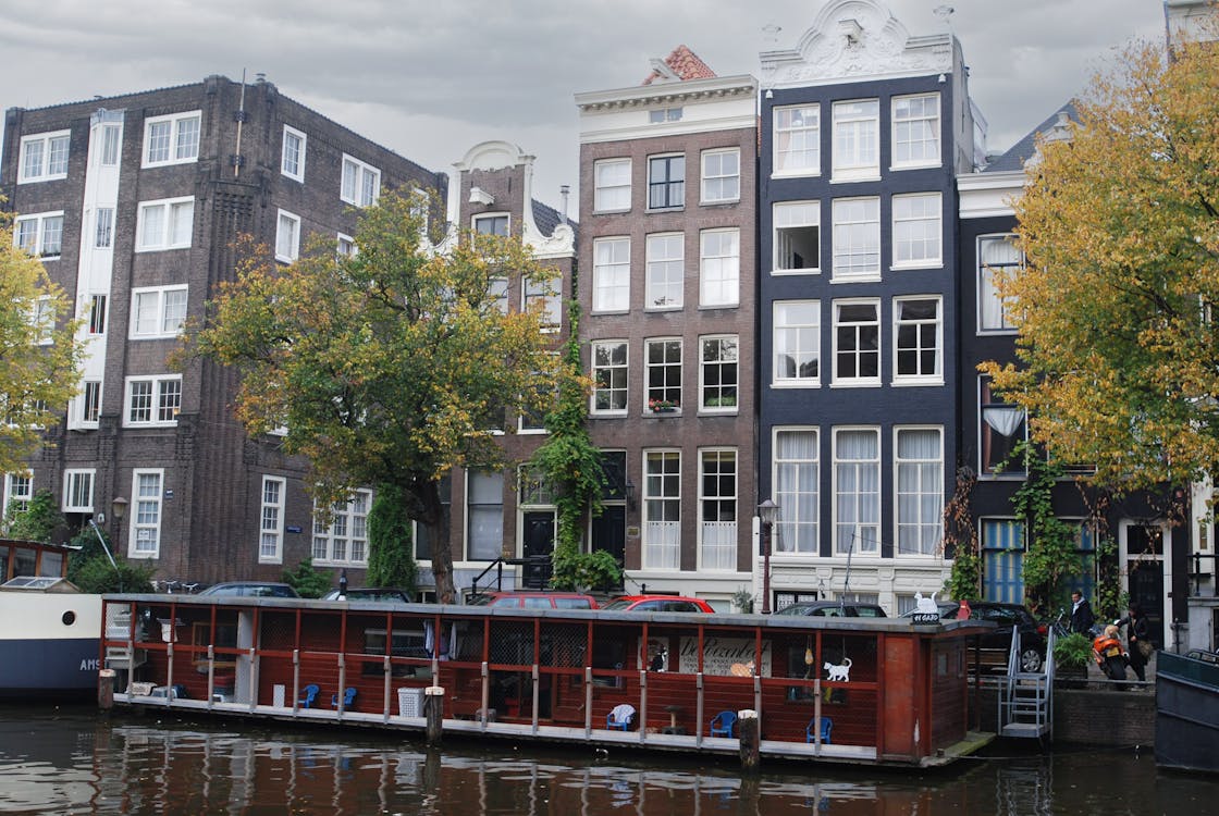 Fassade in Amsterdam und Hausboot