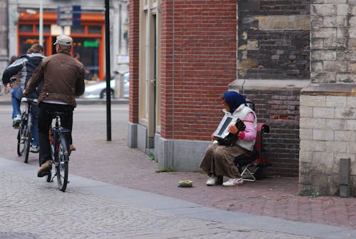 Foto d'estoc gratuïta de ajuda, al carrer, bici