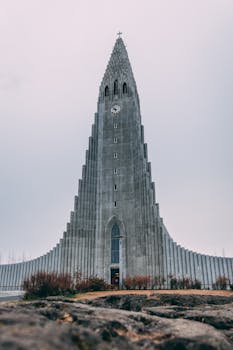 从低角度拍摄的冰岛雷克雅未克哈尔格里姆斯基亚教堂引人注目的立面