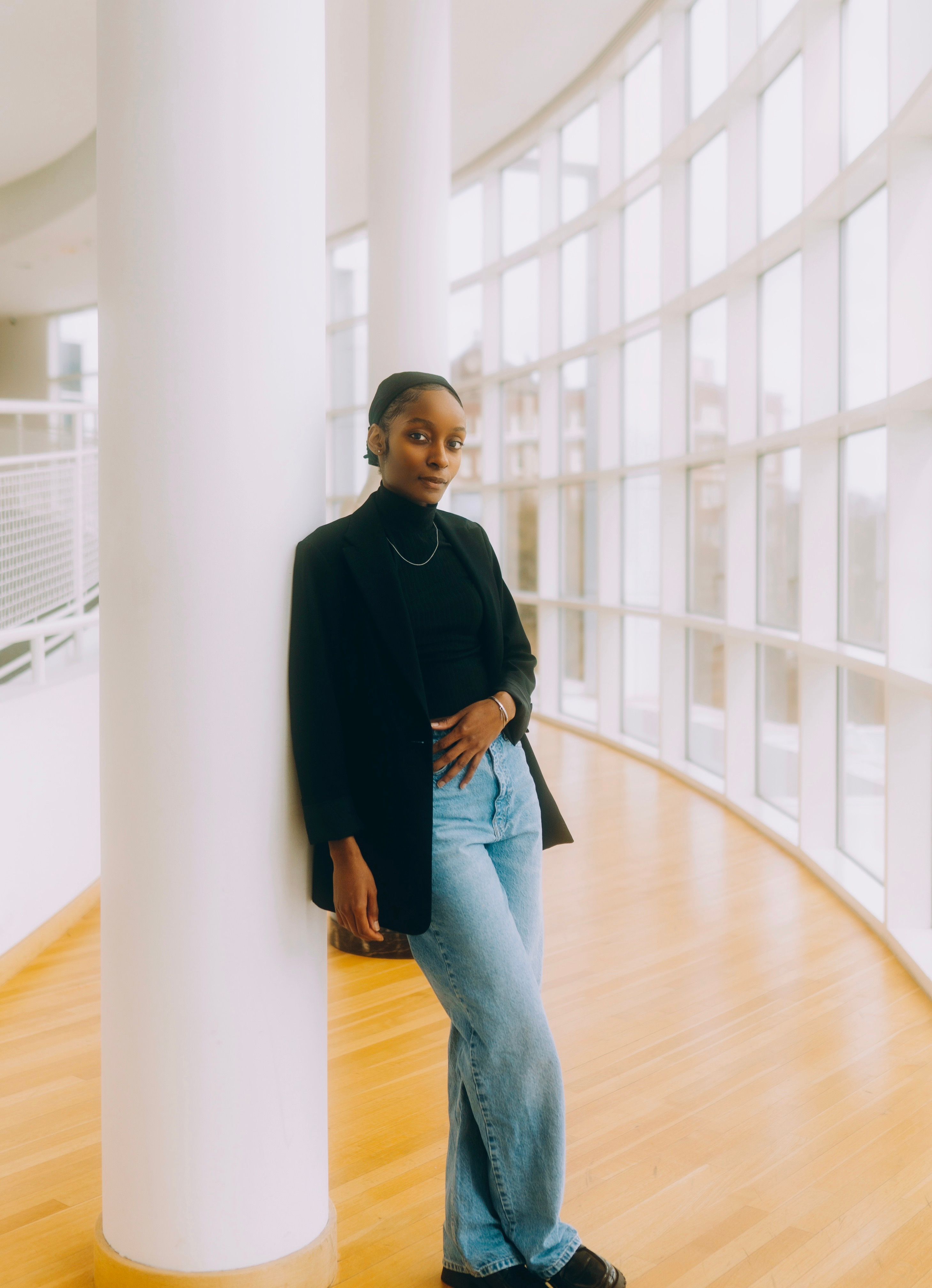 Woman in grey blazer and jeans, office style