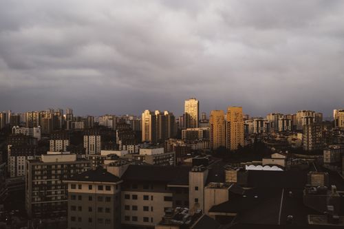 Free Aerial cityscape of Istanbul with a dramatic cloudy sky during daytime. Stock Photo