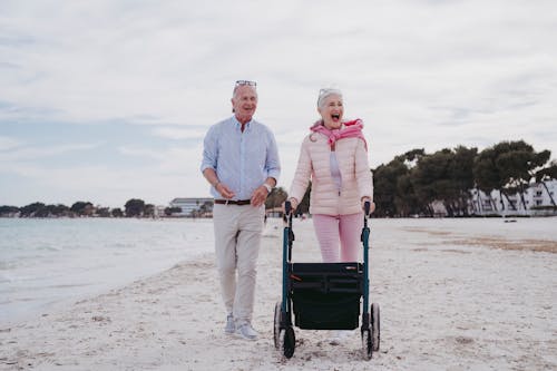 älteres Ehepaar Geht Am Strand Spazieren