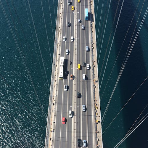 arabalar, deniz, dikey atış içeren Ücretsiz stok fotoğraf