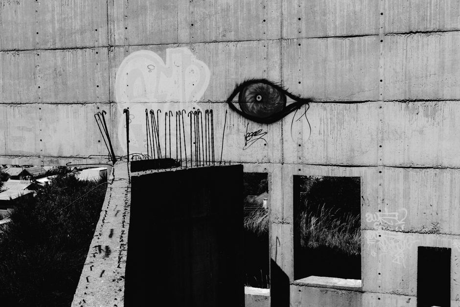 Urban black and white photo of street art on a concrete wall in San Carlos de Bariloche, Argentina.