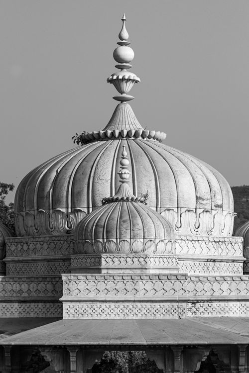 Free Elegant grayscale capture of the intricate dome at Gaitore Ki Chhatriyan, Jaipur. Stock Photo