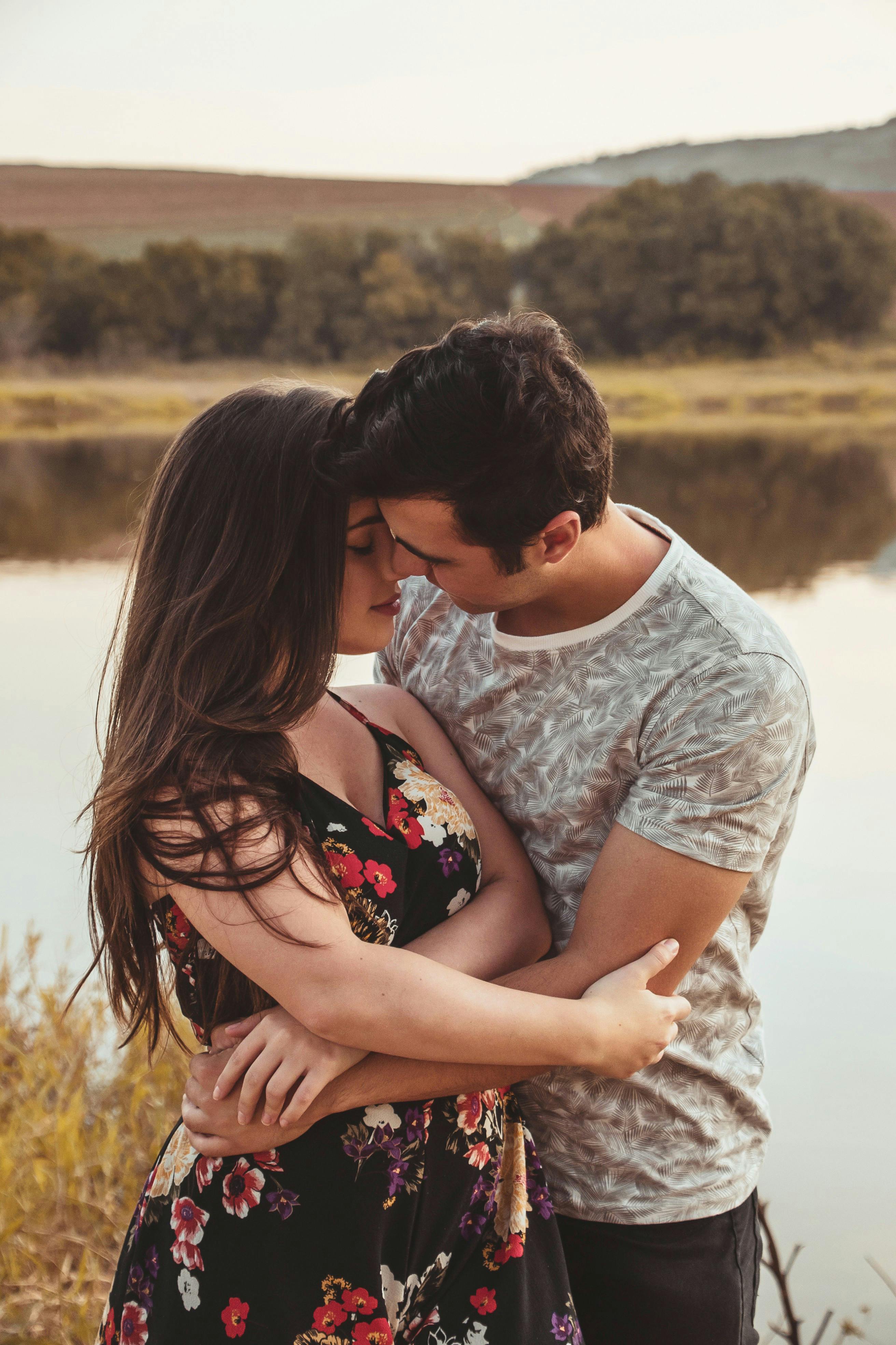 Man and woman hugging near river | Photo: Pexels