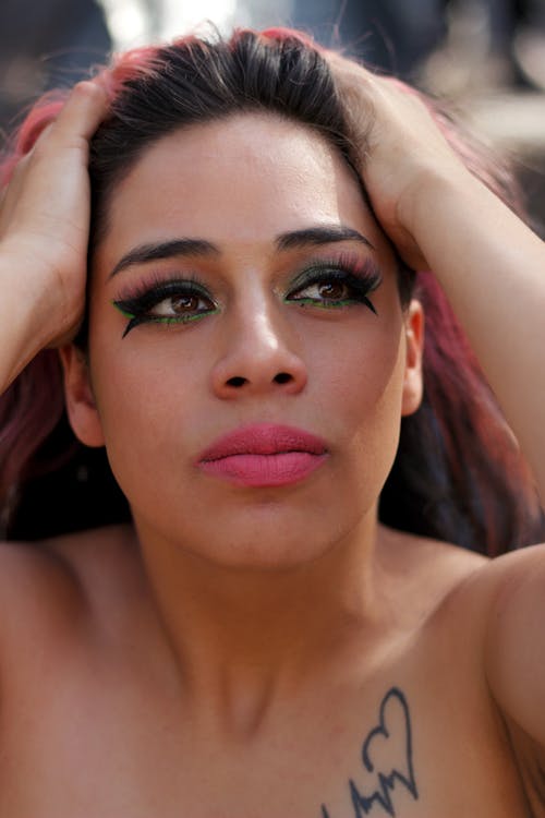 Kostenloses Stock Foto zu dunkles Augen-Make-up, frau, gefärbtes haar