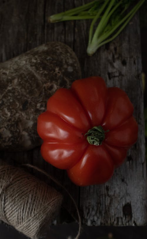 bıçaklamak, dikey atış, domates içeren Ücretsiz stok fotoğraf