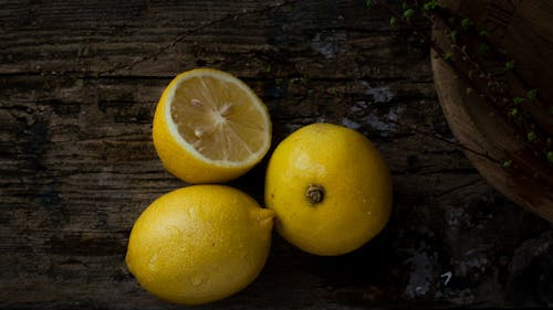 ahşap, Limonlar, masa içeren Ücretsiz stok fotoğraf