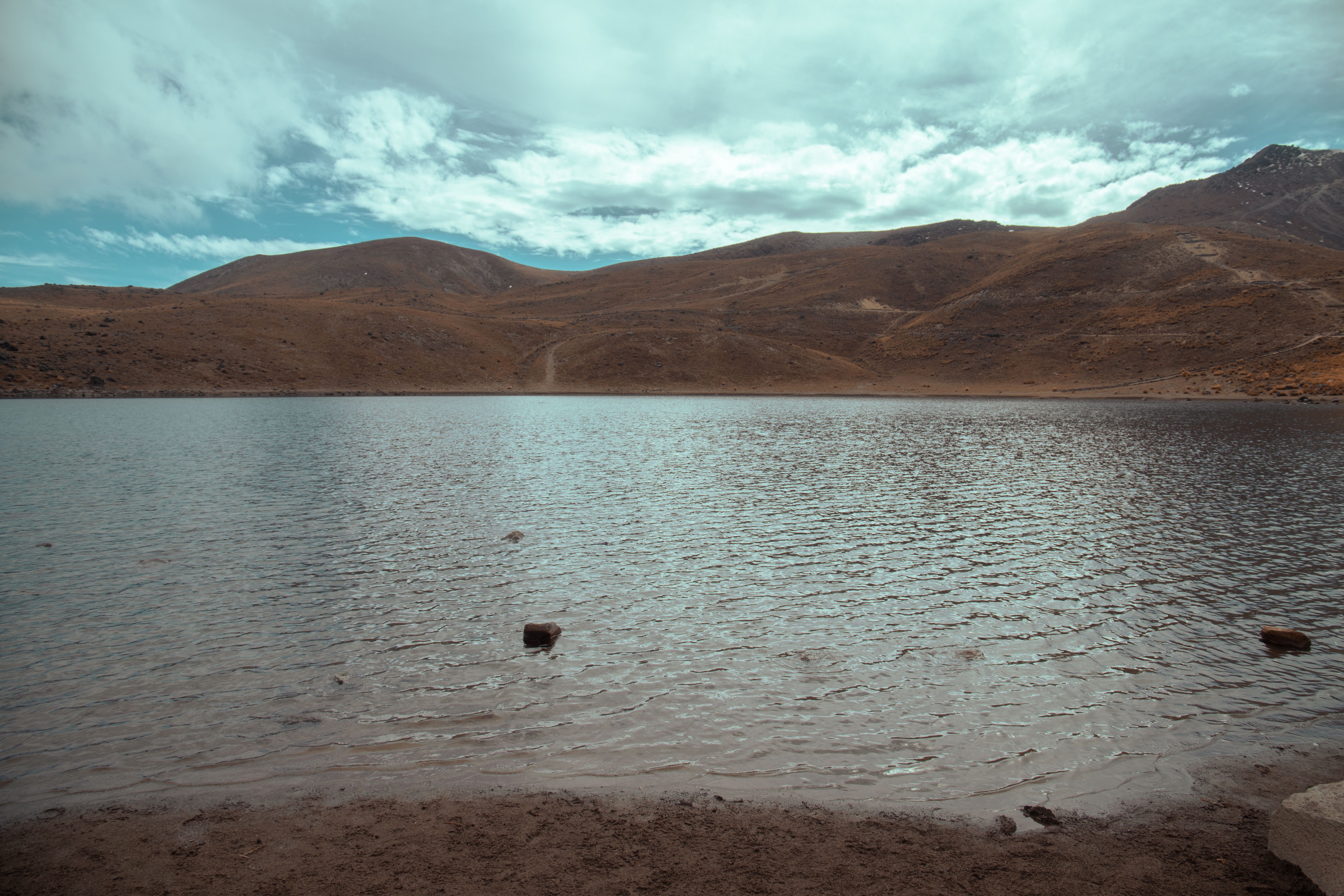 Vista aérea de un lago rodeado de montañas
