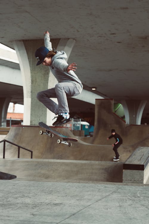 Fotografi Fokus Selektif Pria Yang Mengendarai Skateboard Melakukan Kick Flip