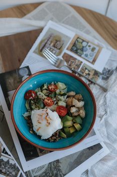 Préparation de bol de quinoa, épinards et feta