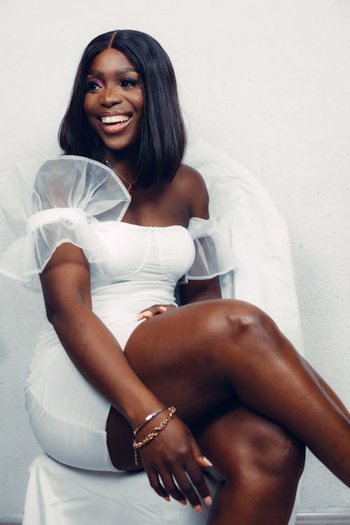 afrikalı-amerikalı kadın, Beyaz arka plan, Beyaz elbise içeren Ücretsiz stok fotoğraf