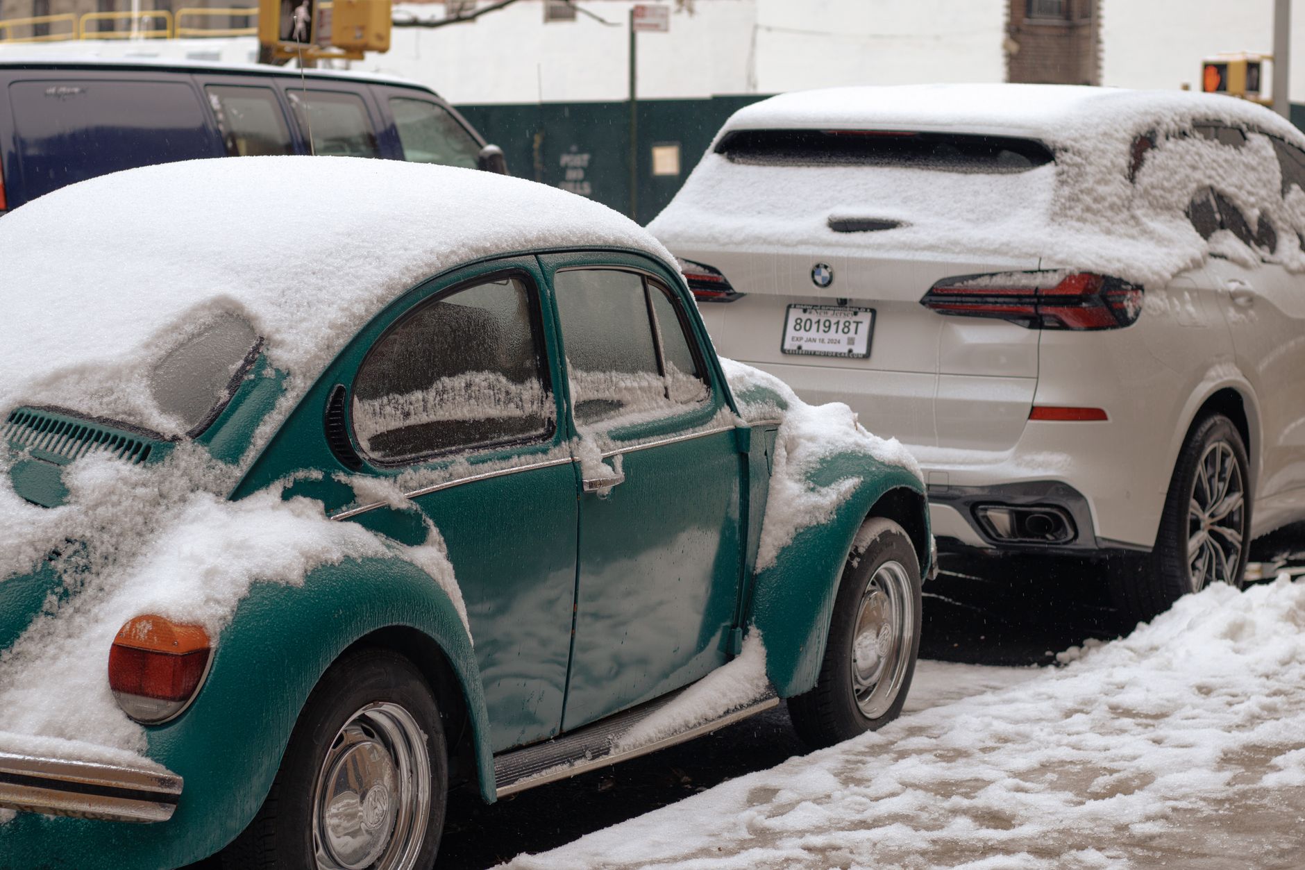 2025년 자동차 관세 인상 논의, 현대차 주가에 미치는 경제적 영향 심층 분석 4 Classic green car with fresh snow in a city setting, showcasing winter's impact on vehicles.