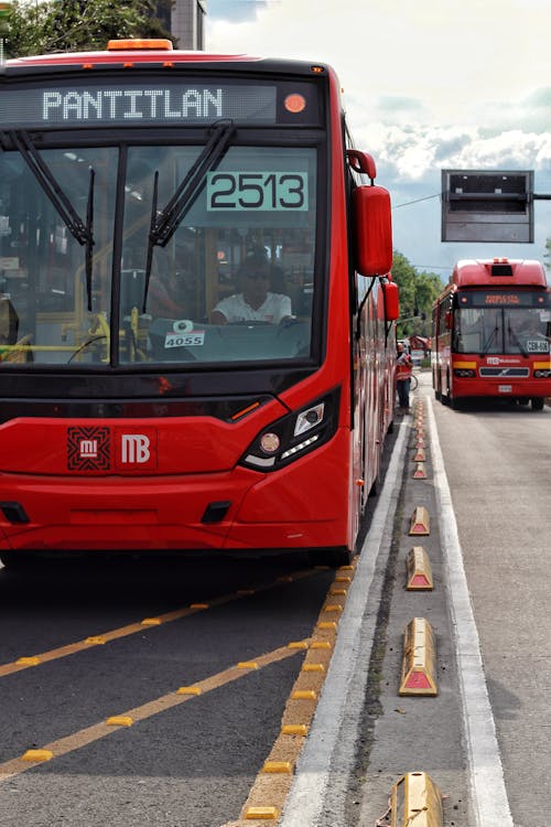 Foto d'estoc gratuïta de autobús, carrer, carrers de la ciutat