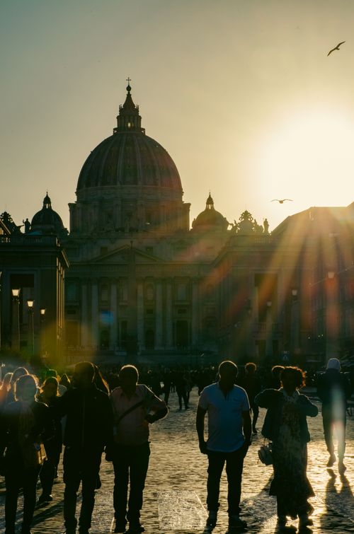 Free Silhouette of people at St. Peter's Basilica during sunset, capturing the vibrant atmosphere of Vatican City. Stock Photo