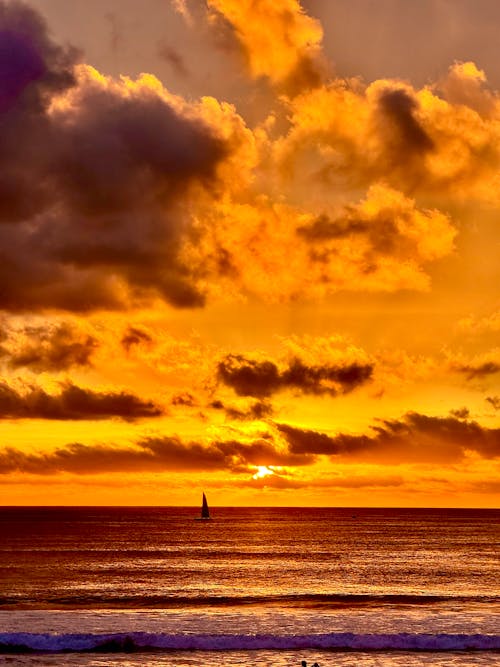 Ilmainen kuvapankkikuva tunnisteilla aallot, auringonlasku, keltainen taivas