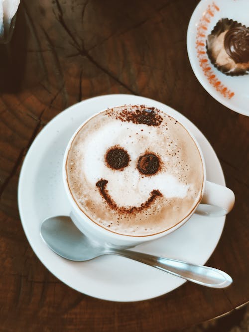 Ilmainen kuvapankkikuva tunnisteilla cappuccino, hymy, juoma