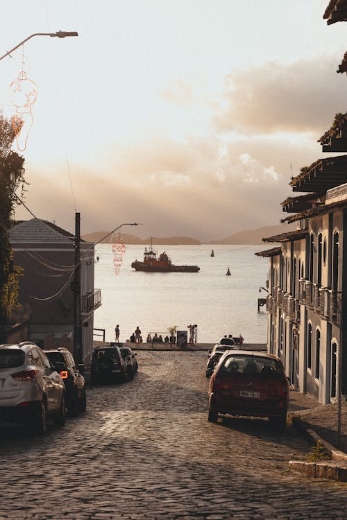 Бесплатное стоковое фото с автомобили, берег, буксирное судно