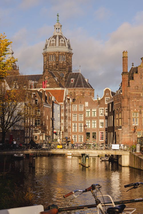 Foto profissional grátis de Amsterdã, basílica de são nicolau, canal