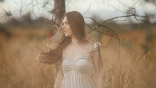 Бесплатное стоковое фото с белое платье, выборочный фокус, длинные волосы