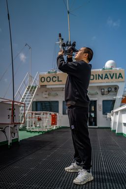 Marinero usando instrumentos de navegacion en cubierta. La tradicion naval que Peral revoluciono.