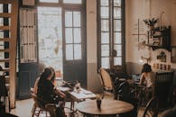 咖啡馆内部温馨迷人，复古装饰和柔和的灯光下，人们正在工作