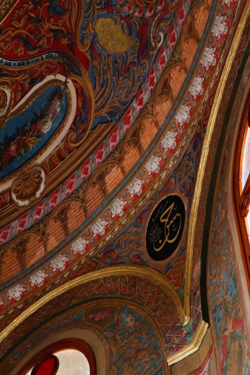 Free Ornate and colorful ceiling decoration in a mosque, showcasing Islamic art. Stock Photo