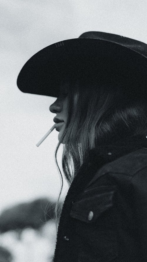 Základová fotografie zdarma na téma bunda, černobílý, cigareta