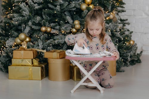 Foto profissional grátis de árvore de Natal, brinquedos, criança