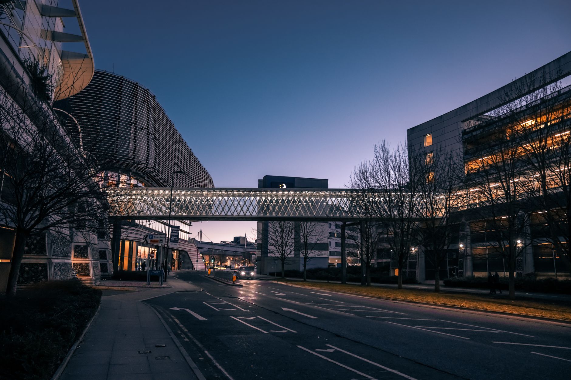 Leicester'da gece bir yol ve araç trafiği