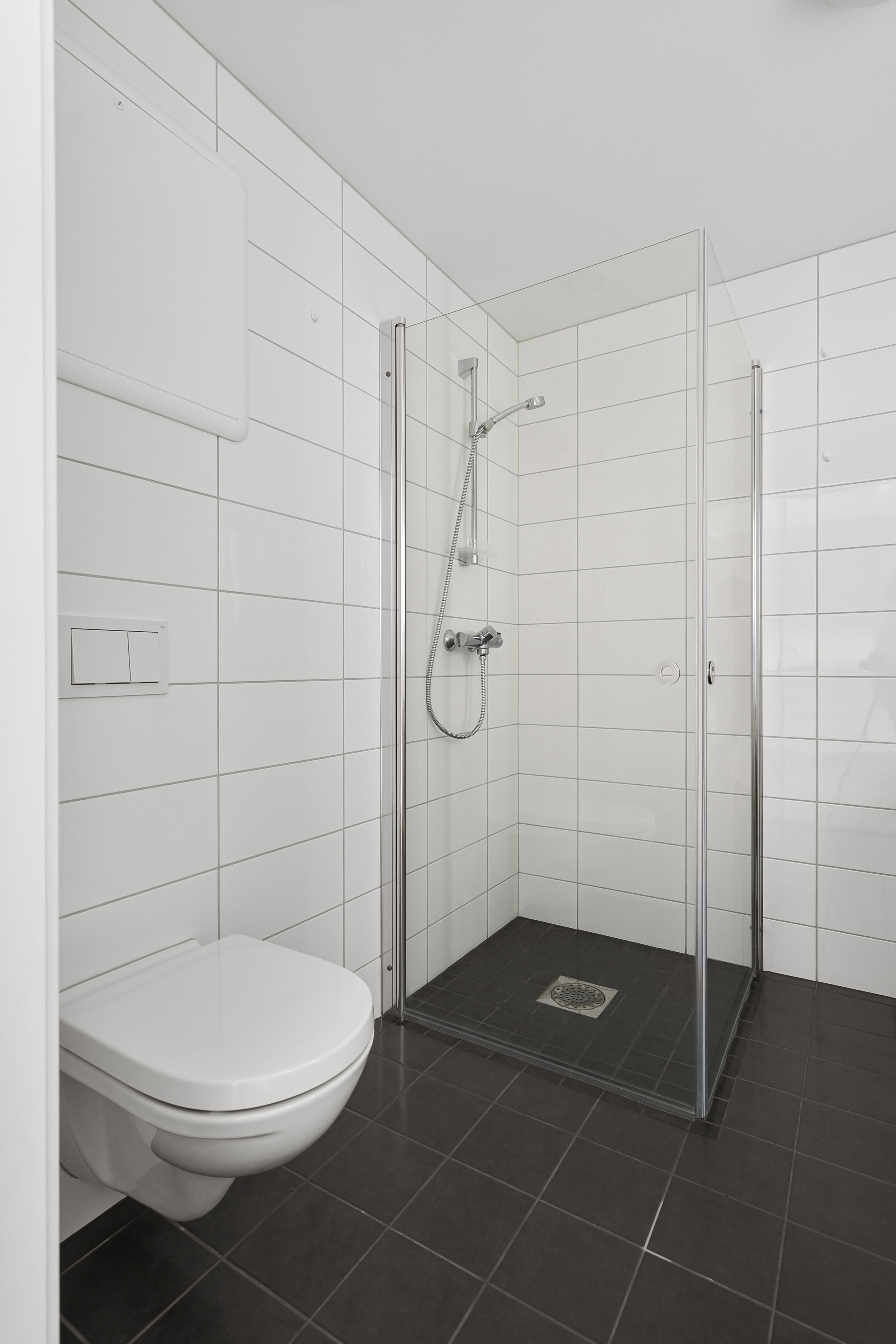 Toilet Seat and Shower · Free Stock Photo