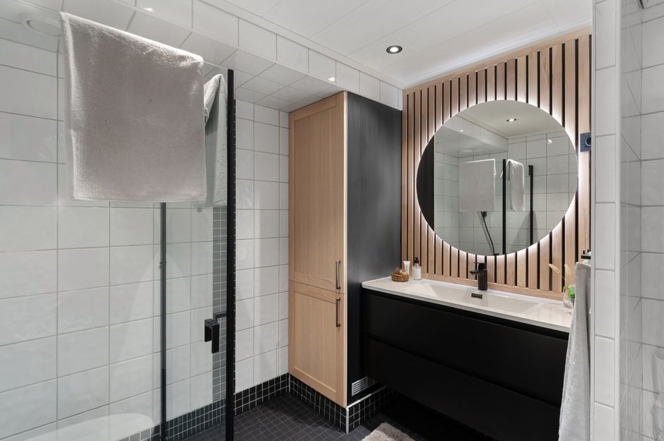 Comparing standard bathroom lighting with integrated LED mirror glow - LED smart mirror lighting Comparing standard bathroom lighting with integrated LED mirror glow - LED smart mirror lighting