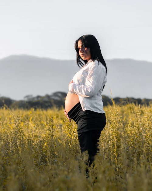 pregnancyphotoshoot, 丘陵, 咖啡色頭髮的女人 的 免费素材图片