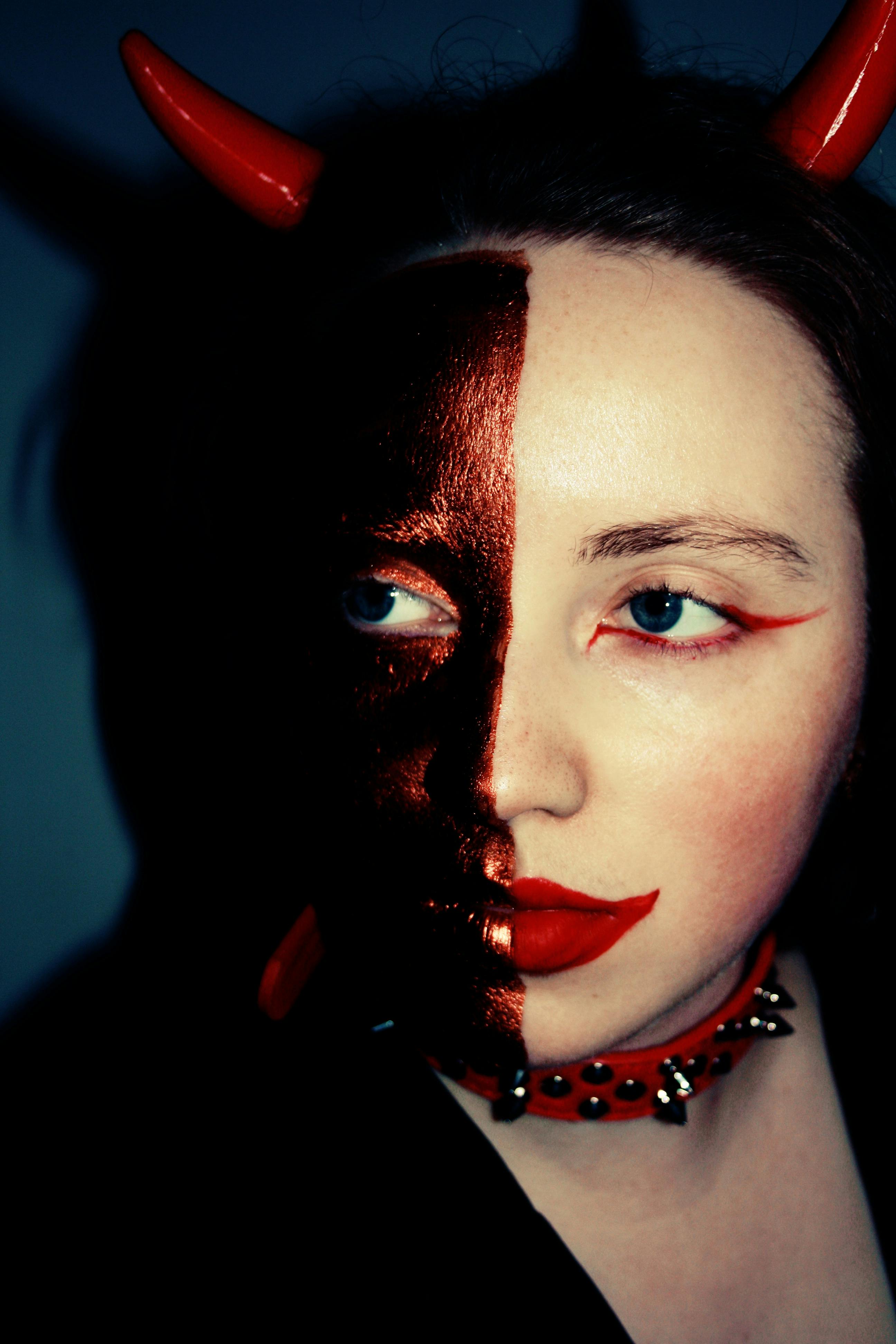 Gratuit Femme Au Visage Peint Et Aux Cornes De Diable Photos