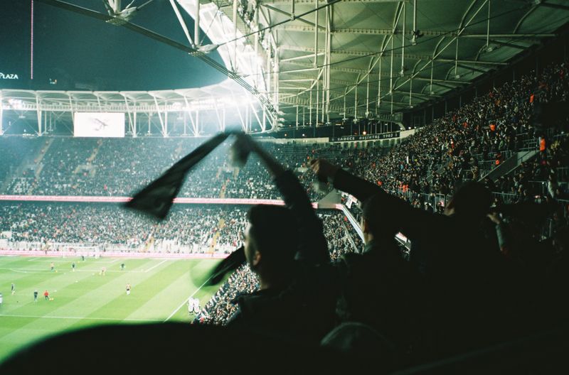 Nogometni stadion pod reflektorima tijekom utakmice
