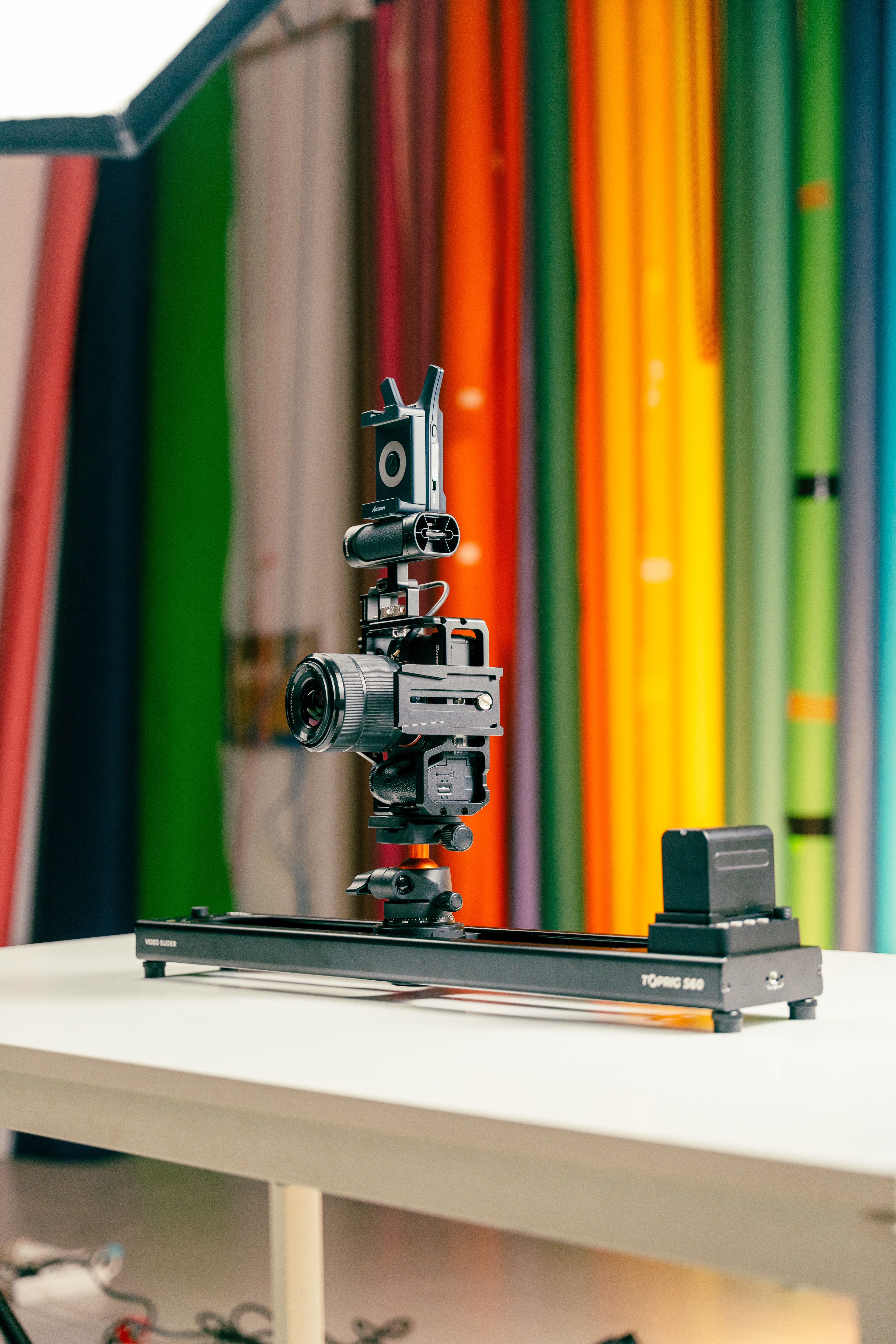 A camera on a table with a tripod · Free Stock Photo