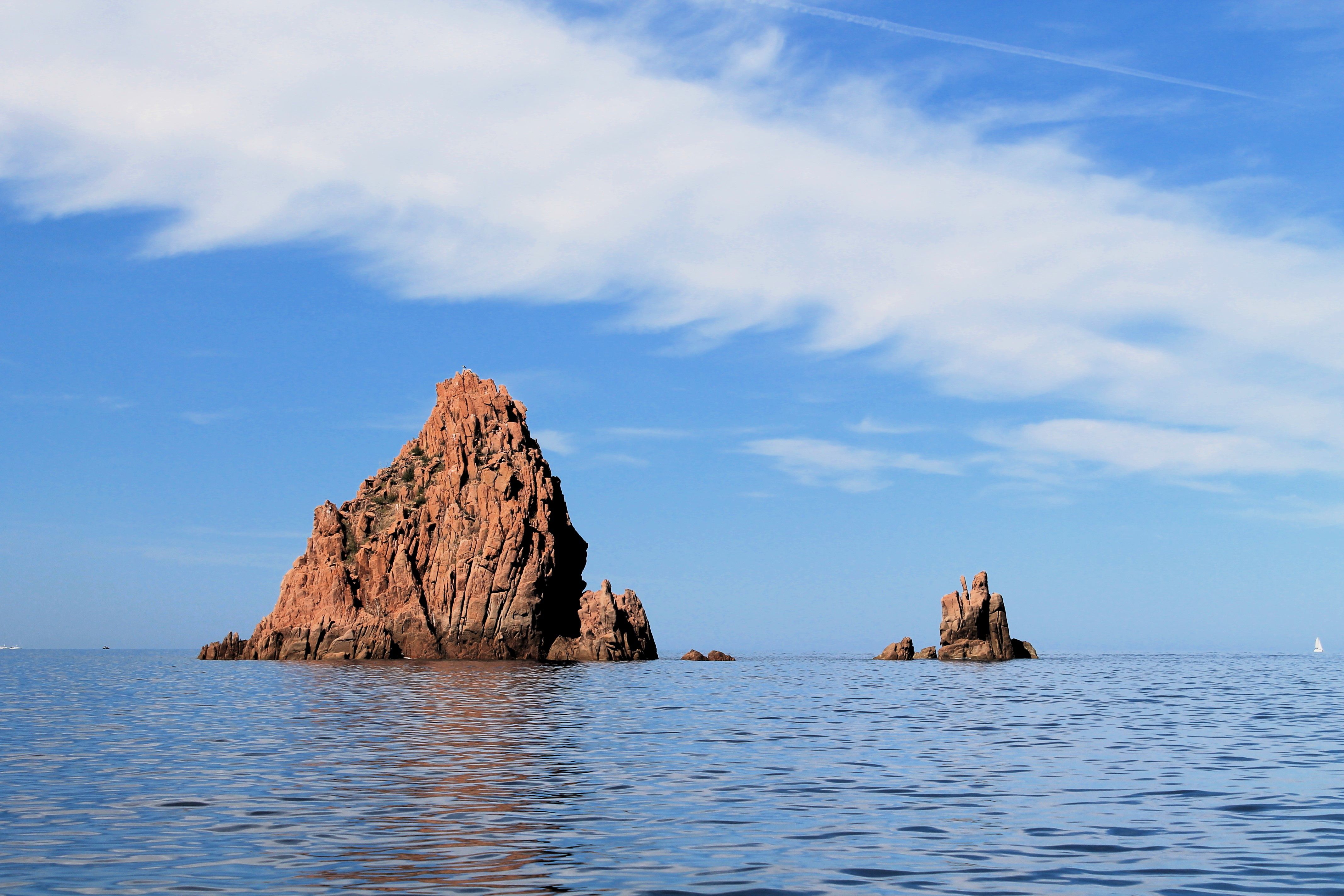 A large rock formation in the middle of the ocean · Free Stock Photo