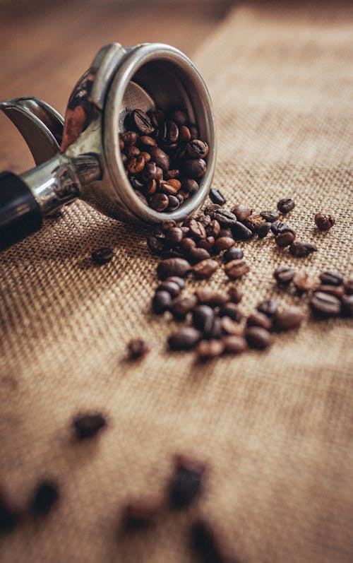 咖啡磨豆機, 咖啡豆, 垂直拍攝 的 免費圖庫相片