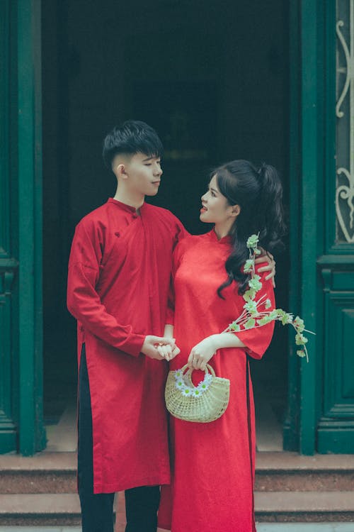 Fotobanka s bezplatnými fotkami na tému Ázijčan, Ážijčanka, červené oblečenie