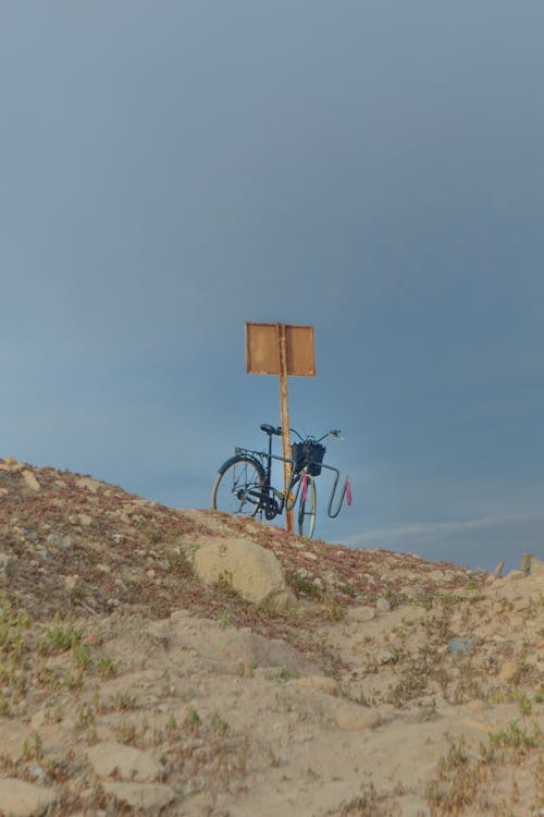 bisiklet, bisiklet gövdesi, bisiklet park yeri içeren Ücretsiz stok fotoğraf