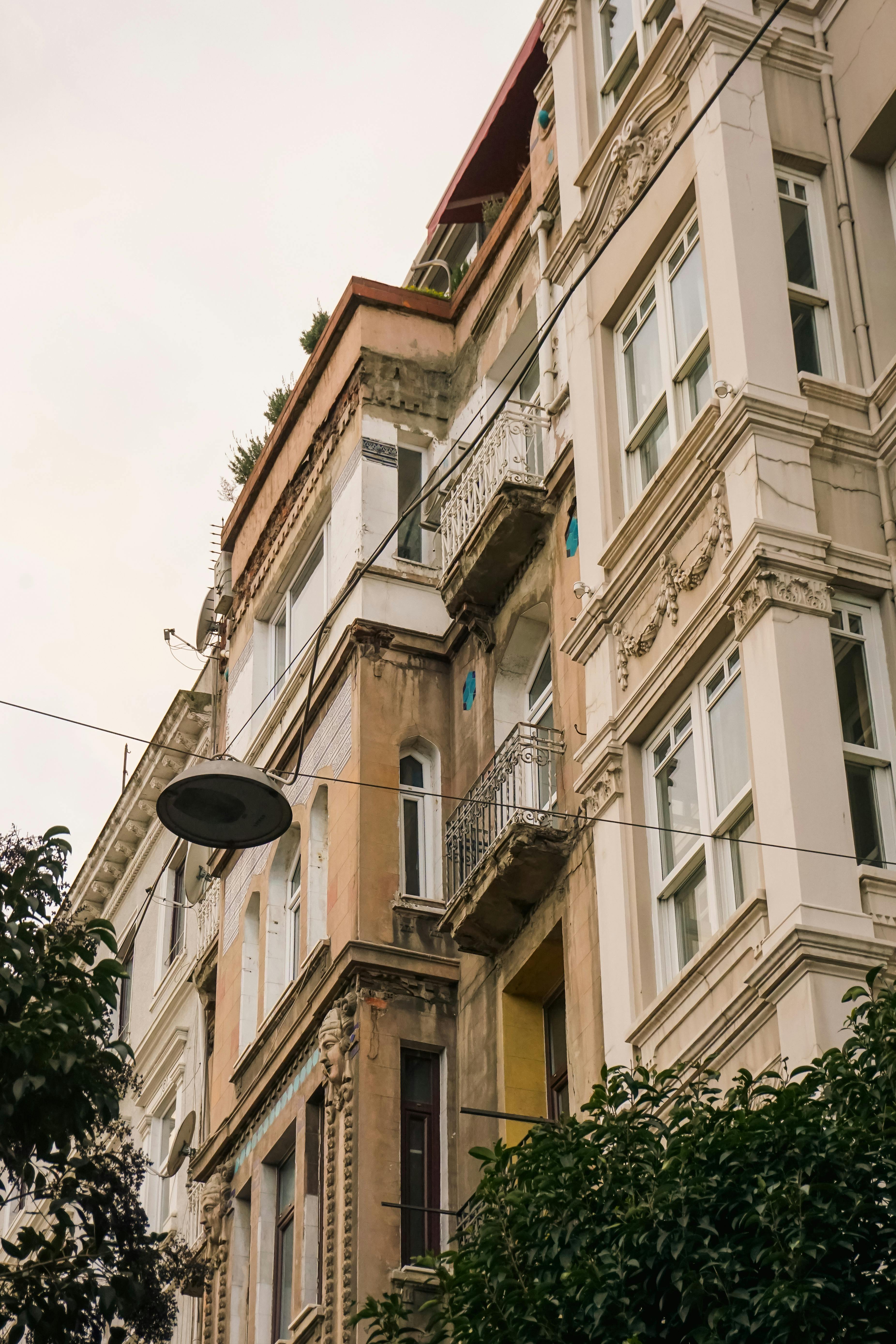 Free A detailed view of a historic residential building facade with classical architectural elements. Stock Photo