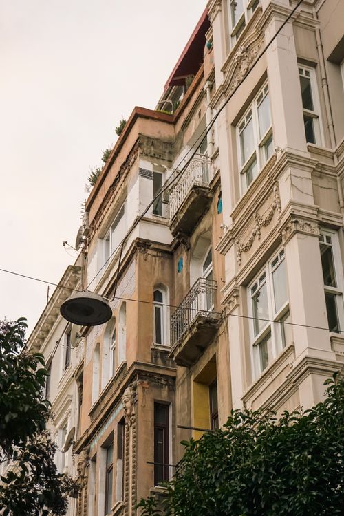 Free A detailed view of a historic residential building facade with classical architectural elements. Stock Photo