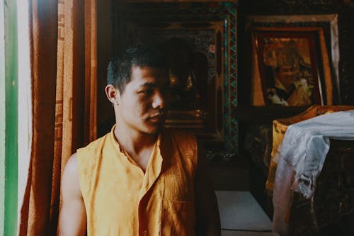 Kostenloses Stock Foto zu ärmellos, brünette, buddhist